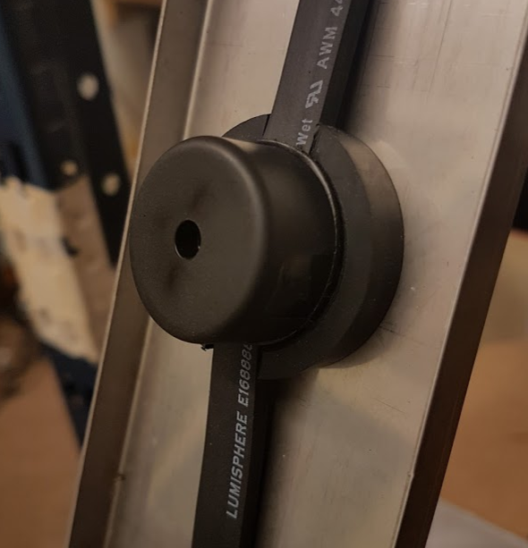 Bush to mount lampholder through panel