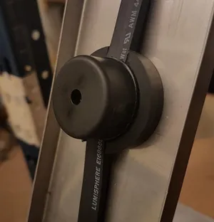 Bush to mount lampholder through panel