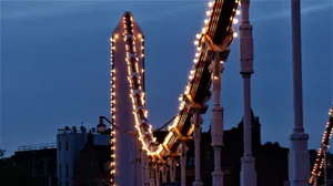 Chealsea bridge festoon lighting